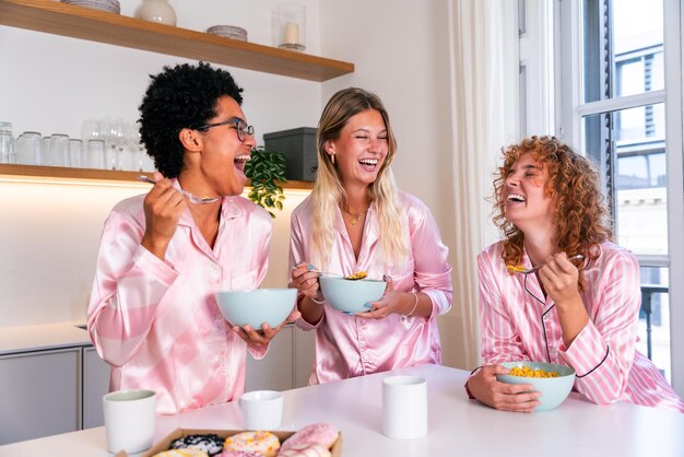 Uśmiechnięci ludzie przy stole